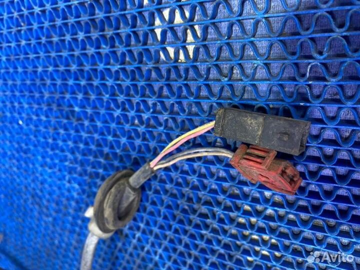 Передний левый поворотный кулак Audi A6C5 седан