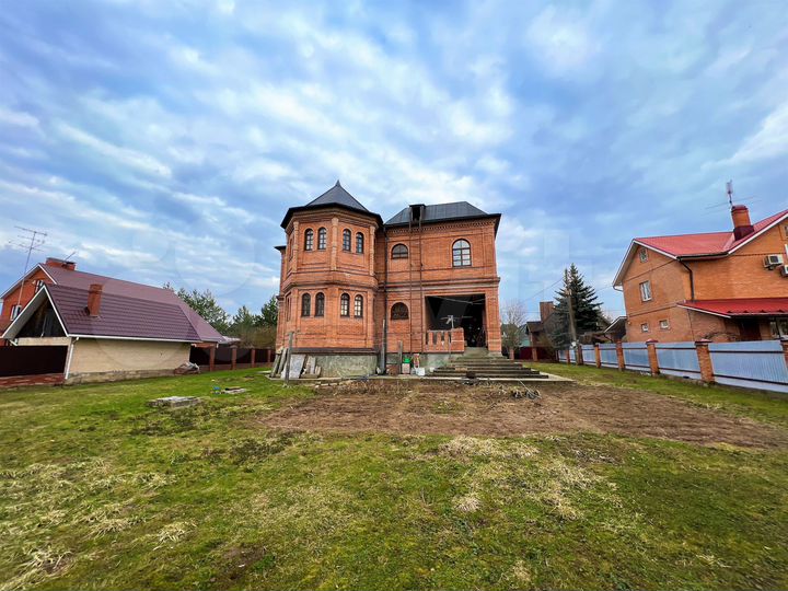 Коттедж 320 м² на участке 15 сот.