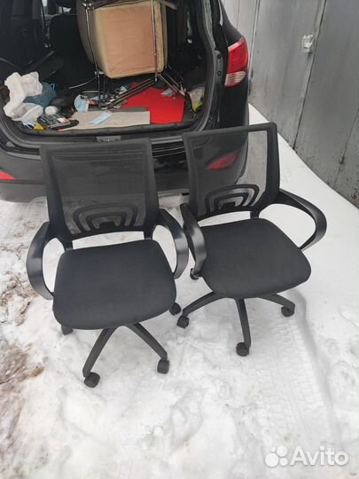 Офисный стул на колесиках