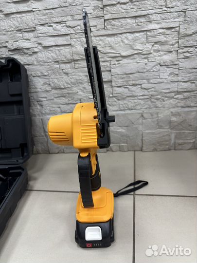 Мини пила аккумуляторная Dewalt