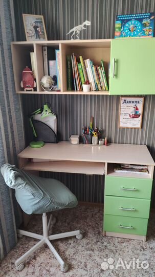 Письменный стол с полкой