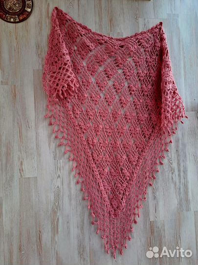 Ажурная шаль ручной работы