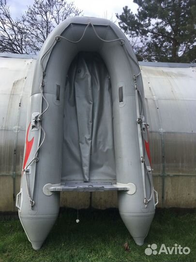 Лодочный мотор с лодкой