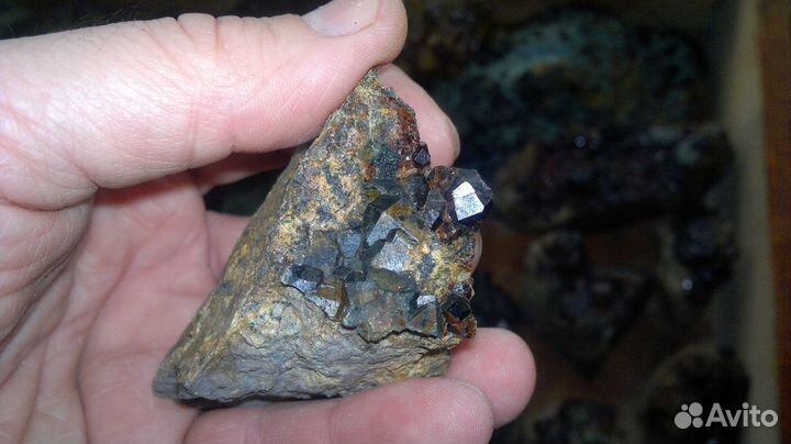 Кристаллы красного граната