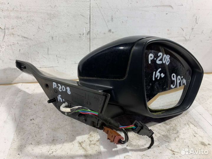 Зеркало правое Peugeot 208 82250937