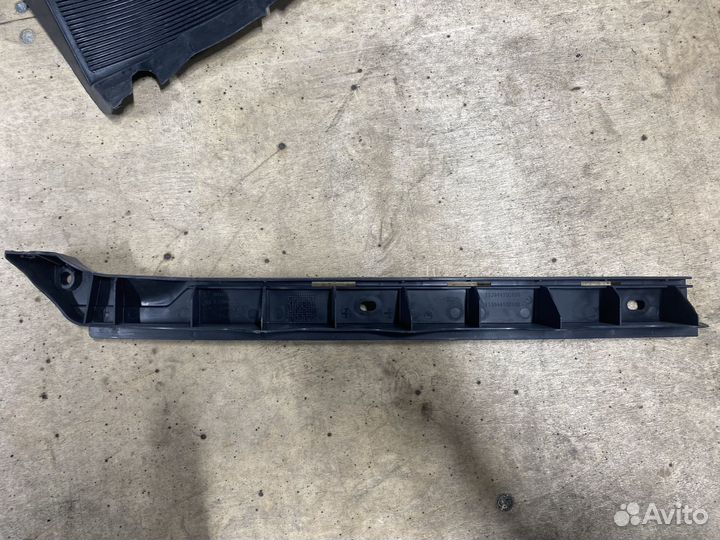 Кронштейн заднего бампера Skoda Octavia 1z5807861