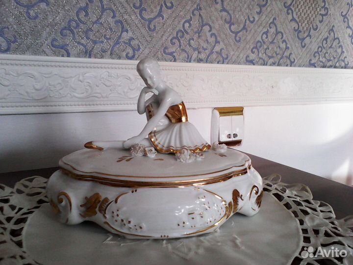 Статуэтки и шкатулка. фарфоровые