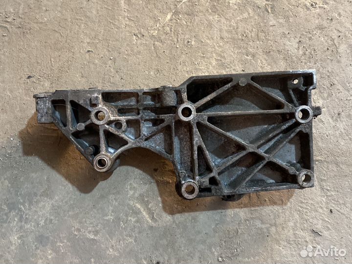 Кранштейн 038903143AF Skoda VW Ausi Seat