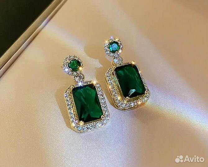 Серьги новые с зелёными вставками