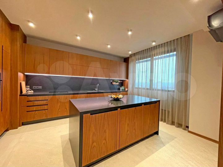 3-к. апартаменты, 130 м², 2/4 эт.