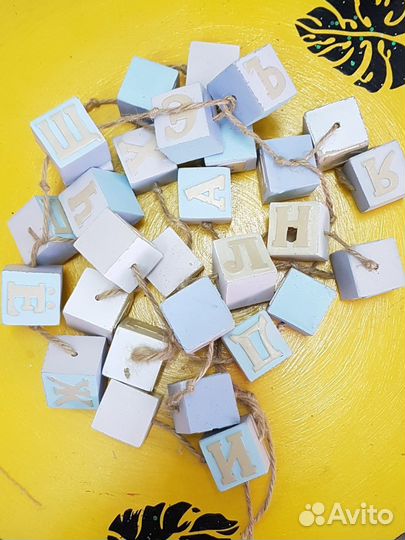 Гирлянда из пластиковых кубиков с буквами