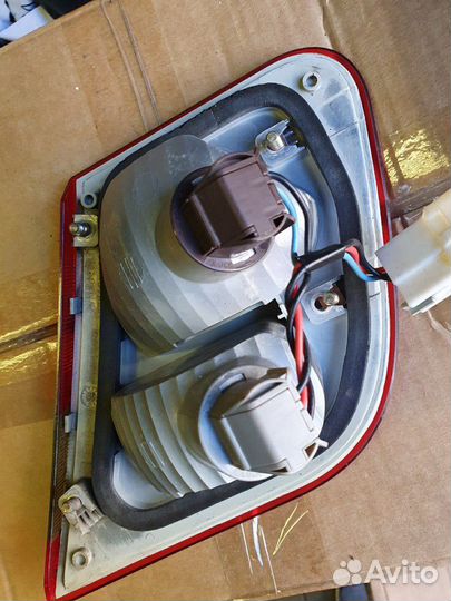 Фонарь задний левый Mitsubishi carisma