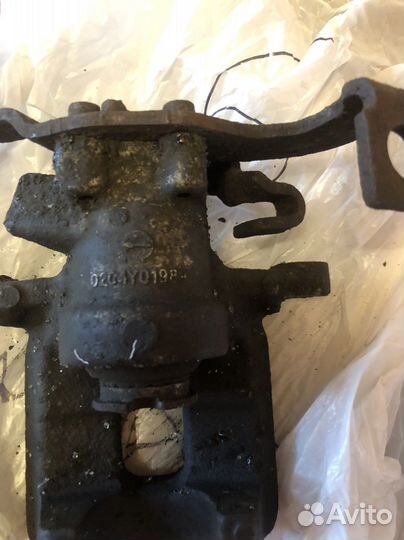 Супорт задний правый для тойота аурис 2008г