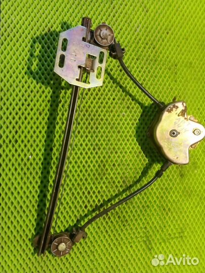 Стеклоподъемник механический задний левый Калина