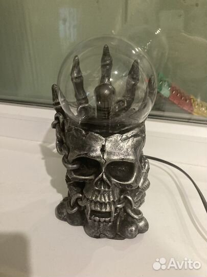 Светящийся шар череп