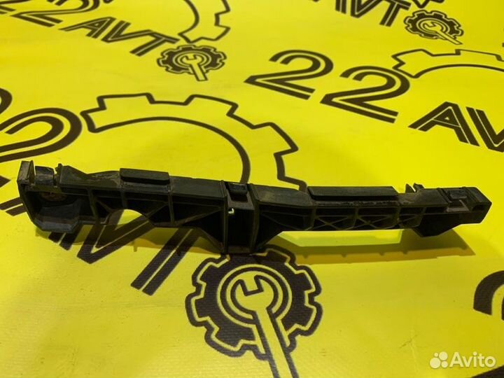 Крепление бампера переднее левое Toyota Harrier