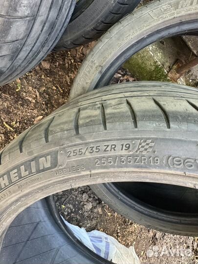 Michelin Pilot Sport 4 225/40 R19 и 255/35 R19 93Y