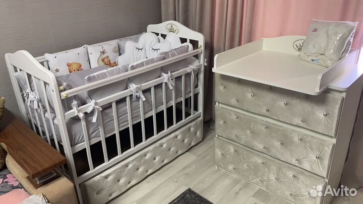 Детская кроватка с маятником и ящиком