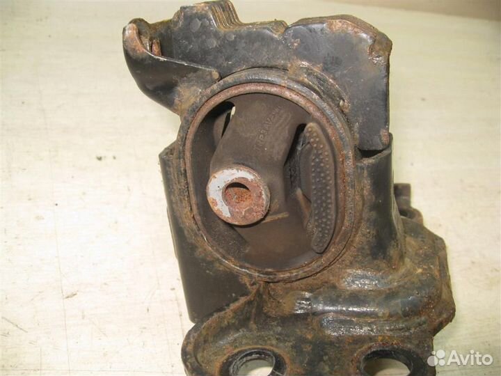 Опора (подушка) кпп Toyota Avensis T27 2011