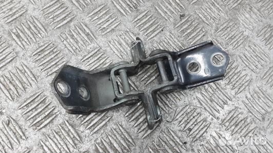 Петля передняя правая mazda 3 1 (HBR14FB01)