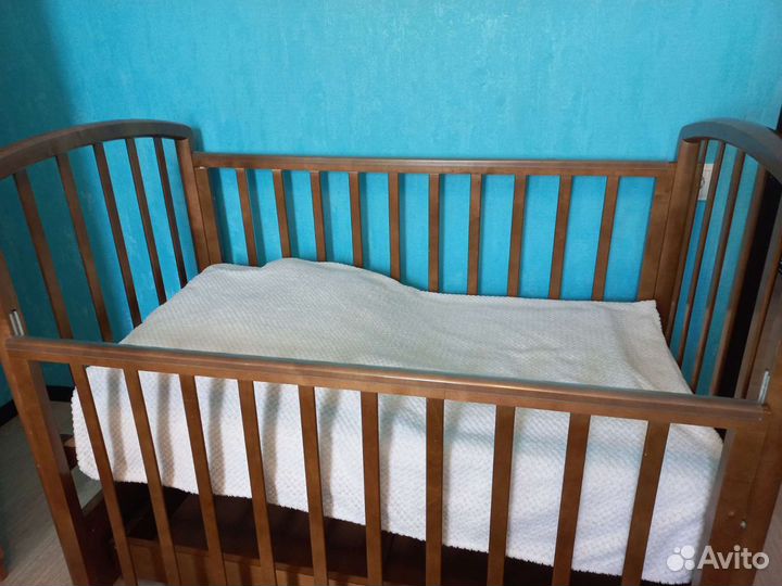 Детская кровать до 3 лет с маятником