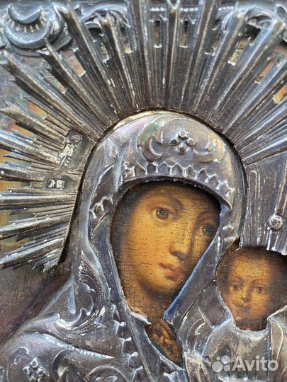 Икона Богородица в серебряном окладе и киоте