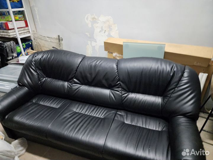 Кожаный диван
