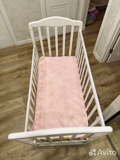 Детская кроватка с маятником и ящиком