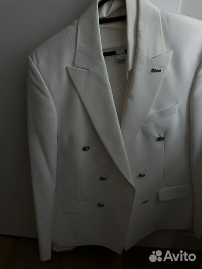Двубортный костюм
