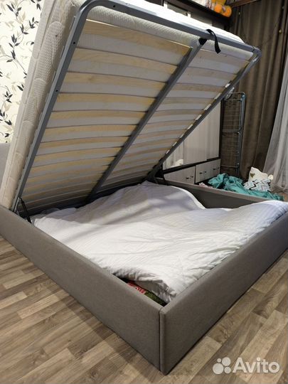 Кровать двухспальная с матрасом 160 200