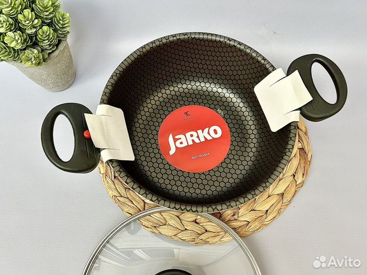 Новая кастрюля с крышкой 20 см jarko