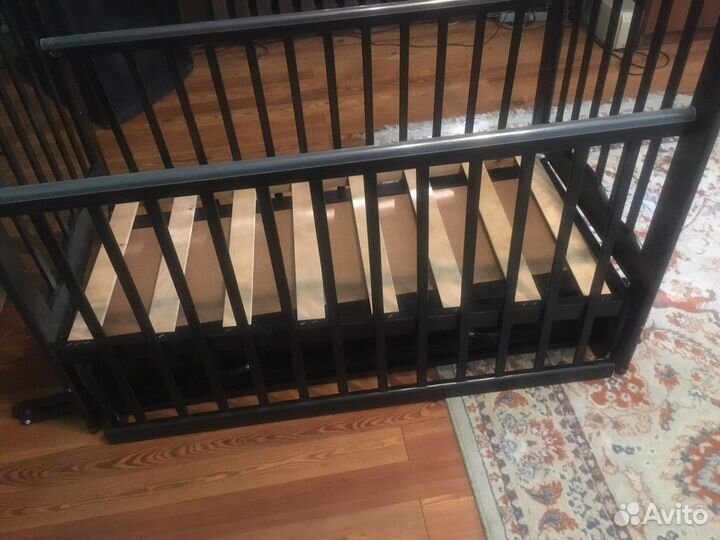 Детская кровать с маятником