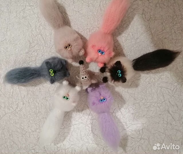 Вязаные маленькие коты. Ручная работа