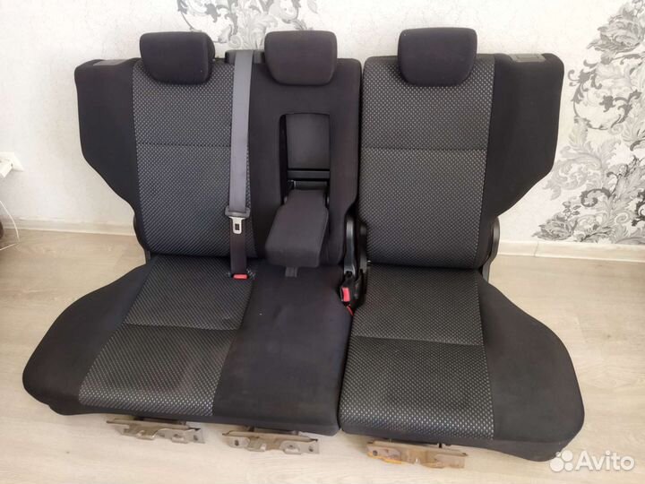Сиденья второго ряда