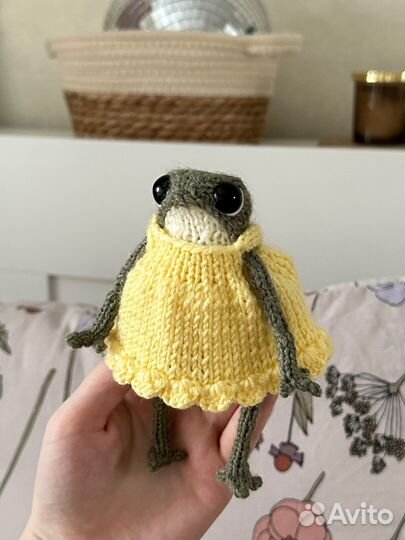 Вязаная игрушка лягушка