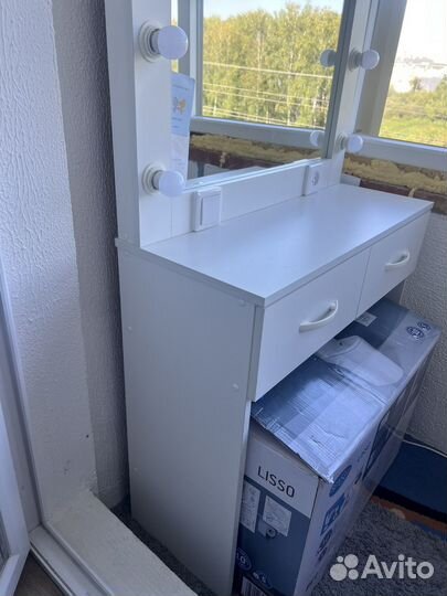 Туалетный столик с зеркалом и лампочками