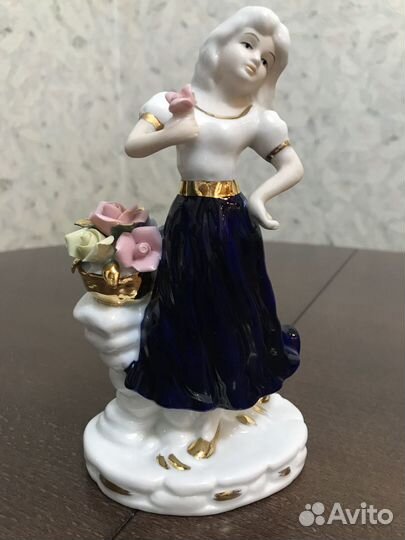 Статуэтка фарфоровая