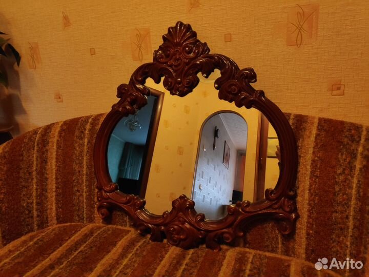 Зеркало в деревянной резной рамке