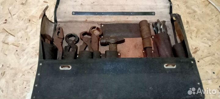 Старинный набор инструментов и рубель