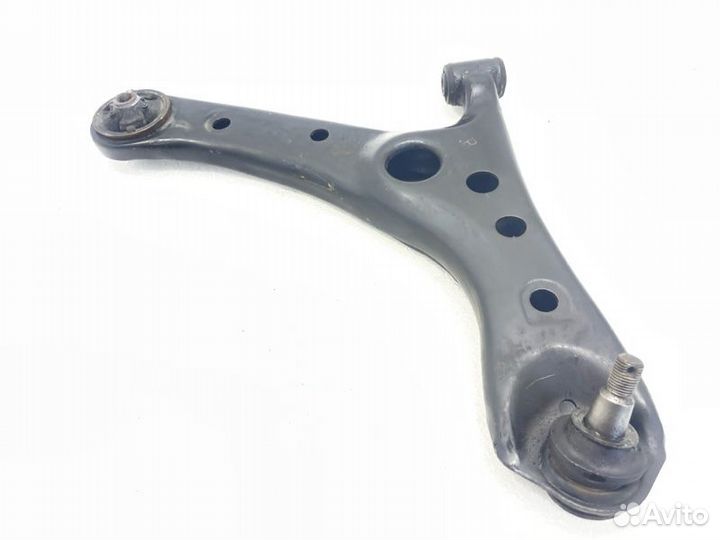 Рычаг подвески нижний передний правый Toyota Noah