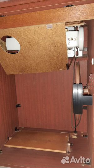 Швейная машина и иглы. Чеховский мебельный комб-т