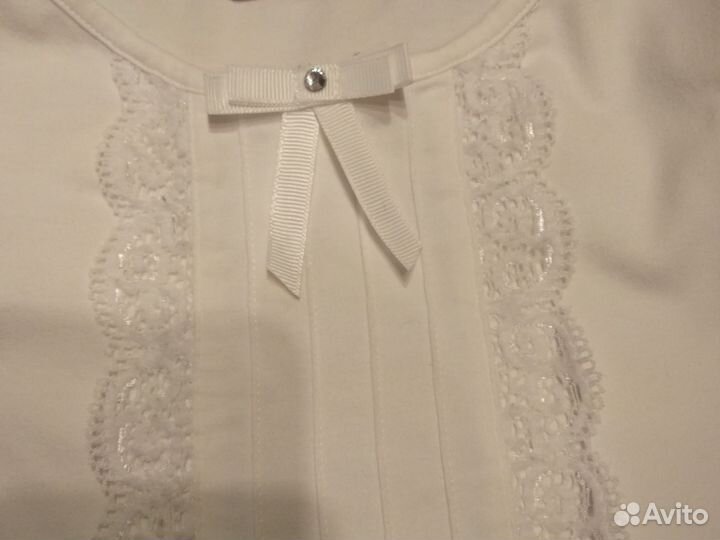 Белая трикотажная блузка