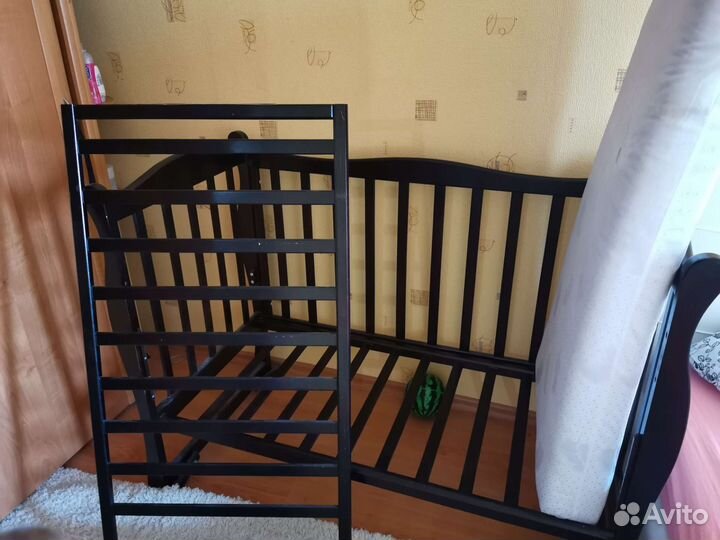 Детская кроватка с маятником