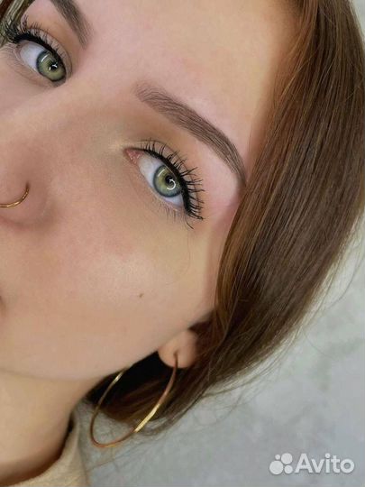 Модель на оформление и окрашивание бровей