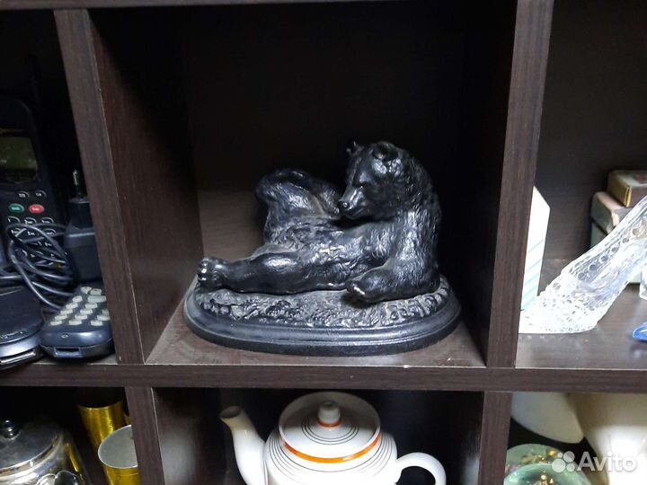 Чугунная скульп. воляющийся Медведь