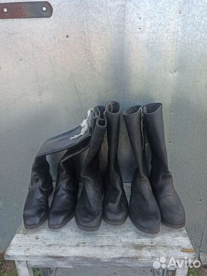 Старинные хромовые и кирзовые сапоги