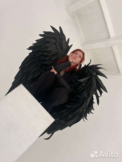 Чёрные большие крылья ангела