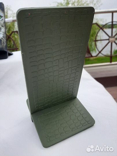 Деревянная подставка для телефона