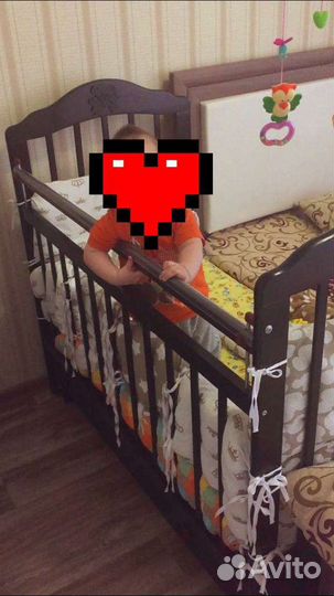Детская кроватка с маятником