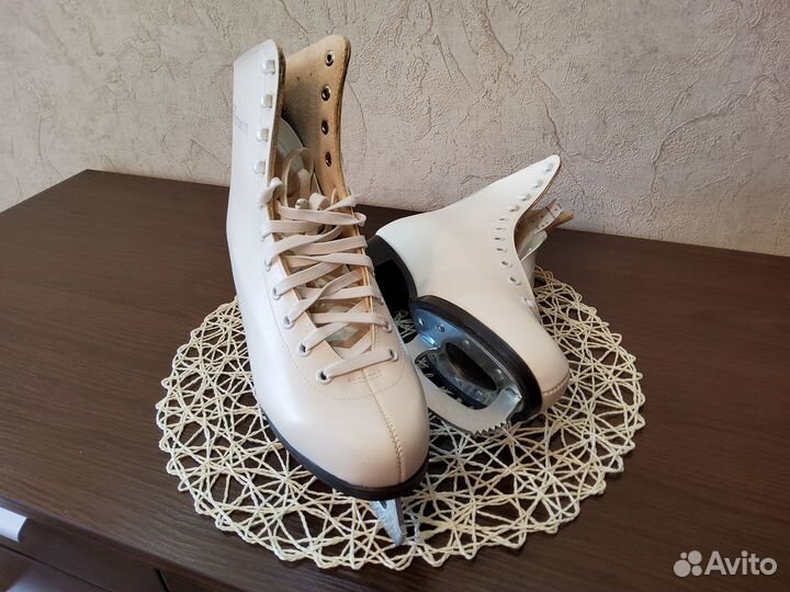 Коньки фигурные белые женские 41 размера